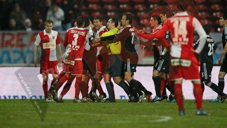 "'Câinii' nu sunt galactici!** I-am bătut în tur, o facem și acum"