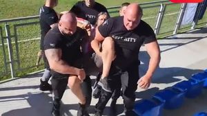 Imagini șocante: suporter arădean bruscat și scos pe brațe din stadion de patru agenți de pază, după ce a afișat bannerul „UTA liberă”! „Nu îmi mai simt mâna, îi dau în judecată!” | VIDEO