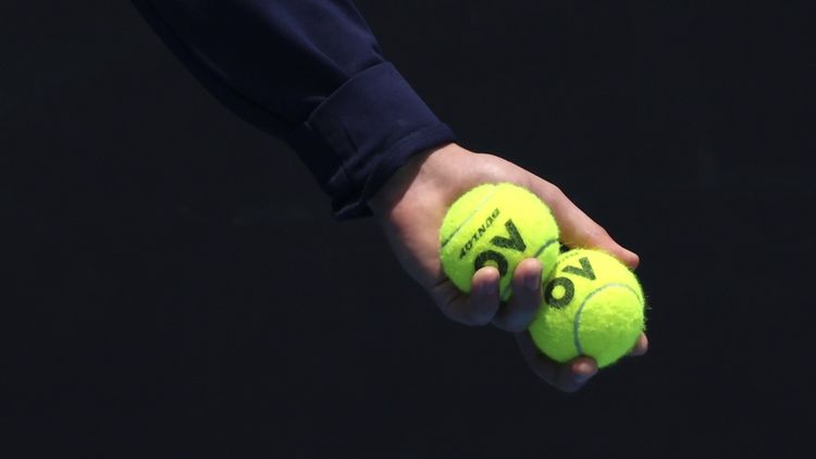 Panică la Australian Open. Un copil de mingi s-a prăbușit din senin pe teren