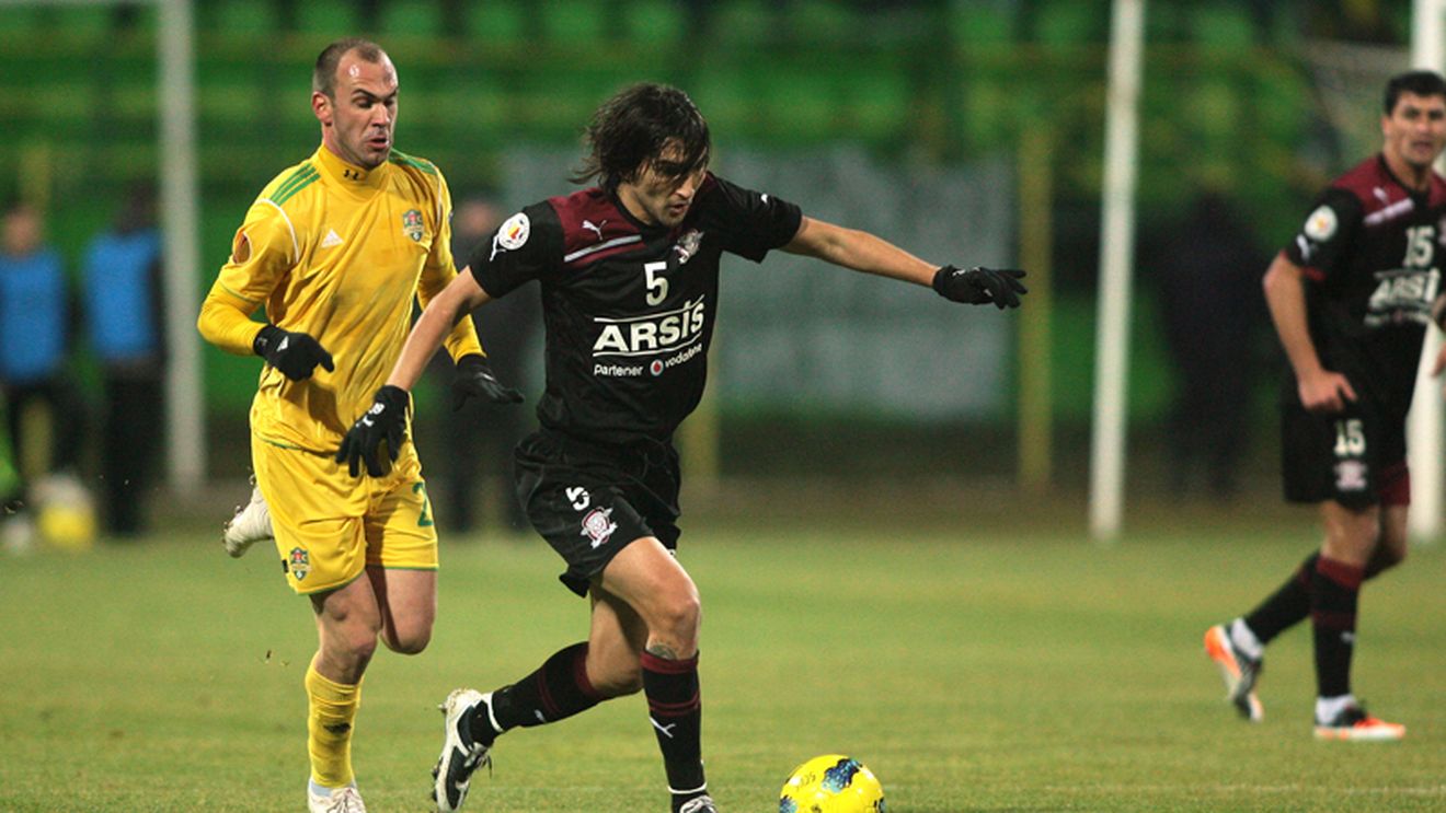 Replică tăioasă pentru Dinu Gheorghe:** "Poate în curtea vămii se pasează cu jgheabul! Pavlovic e între cei mai buni închizători din țară"