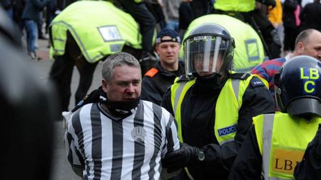 FOTO Englezii i-au zis "Weekendul rușinii",** Milwall - Wigan a fost doar aperitivul! După Newcastle - Sunderland a început războiul: "A fost cel mai mare haos din ultimul deceniu"