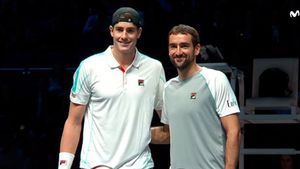 Turneul Campionilor | "Duelul Coloșilor" a întrerupt seria victoriilor-bliț de la Londra. Deținătorul celui mai bun serviciu din circuit, osândit de dublele greșeli. Decisivul dintre Isner și Cilic a dat primul semifinalist