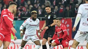 Circ cu arbitrul Marian Barbu și o decizie șocantă, în Dinamo - Rapid, la cea mai controversată fază: a dat două cartonașe roșii, pe unul l-a anulat și l-a dat apoi altui fotbalist! Ambele eliminări au fost ușor acordate