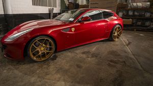 Un Ferrari și un Mercedes au fost scoase la licitație cu preț de pornire de 150 de euro. De unde provin mașinile