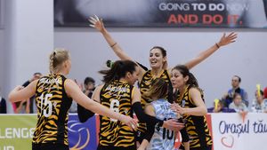 Victorie imensă pentru voleiul românesc! CSM București a ajuns la două seturi distanță de câștigarea Challenge Cup, după victoria cu 3-1 în fața echipei Trabzonspor în manșa tur a finalei