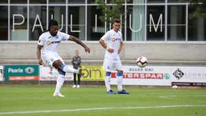 VIDEO | Carlos Fortes s-a apucat de K1! Trimis de Pițurcă la echipa a doua a Craiovei, portughezul a făcut KO un adversar, aplicându-i un cap în figură
