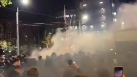 Ultrașii lui FCSB au făcut show pe străzile din București înaintea derby-ului cu Dinamo. FOTO