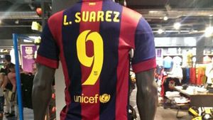 Un magazin din Barcelona a început să vândă tricouri de joc imprimate cu numele lui Suarez