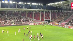Scandal în Giulești! Ultrașii lui Dinamo au intrat în teren după victoria cu Rapid