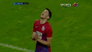 VIDEO: Huiduit de fani, Cristi Tănase le-a schimbat din gleznă atitudinea!** Faza care a smuls aplauze și l-a împăcat cu galeria