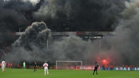 FOTO "Țapii" i-au arătat lui Podolski ce înseamnă iadul!** Koln a retrogradat, fanii au 'dezmembrat' stadionul!