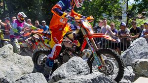 Red Bull Romaniacs începe tare, cu cel mai dur prolog din seria mondială de hard-enduro. Pentru "creațiile" din centru Sibiului au fost folosite 160 de tone de piatră, 150 de tone bușteni, lanțuri, containere