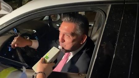 Ilie Dumitrescu, testat cu aparatul etilotest de Poliția Capitalei! Fostul atacant al „Generației de Aur” a fost oprit de brigada rutieră în toiul nopții! Ce s-a întâmplat! VIDEO