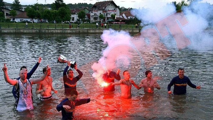 FABULOS! "U" Cluj a cucerit titlul în ultima secundă,** cu un coș de la centrul terenului! SUPER FOTO Bucuria de la final