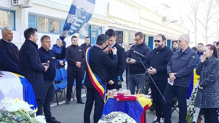 Sute de persoane i-au adus un ultim omagiu lui Vasile Simionaș. „Legendele nu mor niciodată!”