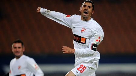 Pur și simplu se lipește de gol:** "Sunt certat că nu stau în fața porții, dar eu vreau să fiu ca Rooney!" Ultima dorință a lui Dănciulescu