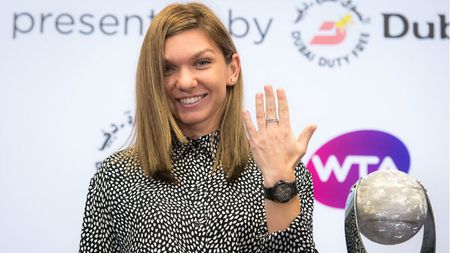 SUPER FOTO | Simona Halep a primit cel mai frumos trofeu, dar și un inel deosebit după ce și-a asigurat locul 1 până la sfârșitul anului: "Mă logodesc cu tenisul!"