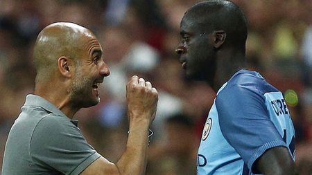 O nouă modă în fotbal: Yaya Toure a răsturnat toate calculele! Sistem 3-1-6 pentru primul "11" al celor mai buni fotbaliști cu care a jucat: Kompany, Marquez și Puyol pe fund, Iniesta la închidere, apoi începe "balul" :)