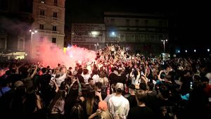 Au sfidat pandemia: mii de fani napoletani au sărbătorit până spre dimineață câștigarea Cupei Italiei! Cum au petrecut fotbaliștii în avion | VIDEO