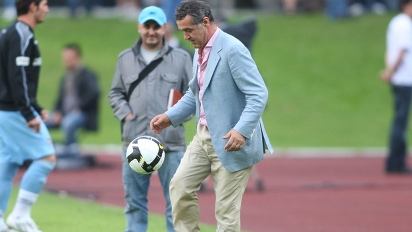 Steaua a avut un singur antrenor timp de o etapă.** "Coach" Becali revine în forță: "Costea, Dumitraș și Rocha sar din schemă"! "A2-ul" din Ghencea are și un plan de rezervă:|