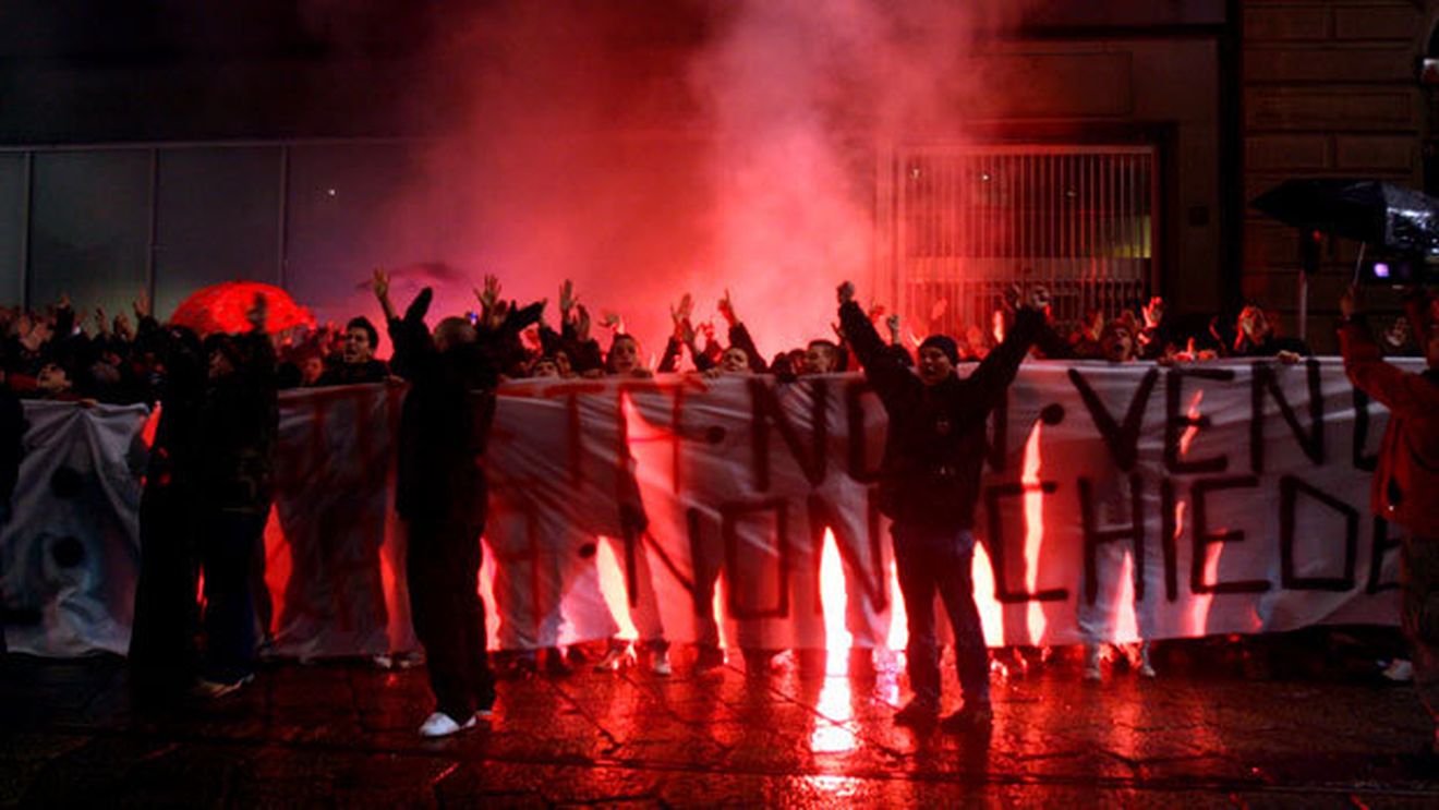 "Iubitul nostru Milan este MORT"!** Suporterii "diavolului" și-au bocit cu lumânări și flori clubul favorit în fața sediului din Via Turati