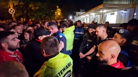 Fanii au explodat şi i-au atacat pe fotbaliştii „câinilor”, după Dinamo – Voluntari 1-1! Jucătorii, aşteptați la autocar şi înjurați: „Dă-le un capac!” Kopic nu a scăpat nici el: „Demisia!”. VIDEO