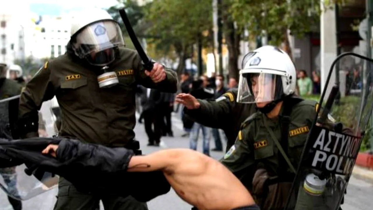 Gaze lacrimogene și violențe la Atena!** Vezi ce-i așteaptă pe 