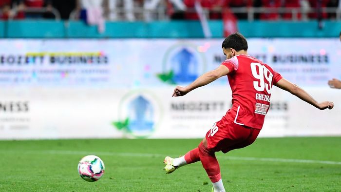 Momentul exploziei lui Lamine Ghezali sub comanda lui Ovidiu Burcă, povestit la EXCLUSIV DINAMO: „Mă uitam la el, nu mânca nimic, nu bea nimic, dar alerga ca un cal. Cum?”. „Cel mai frumos cadou primit până la 24 de ani” și reacția MVP-ului din „Ștefan cel Mare”: „M-a strâns în brațe, magrebianul, era să-mi rupă șira spinării!” | VIDEO EXCLUSIV