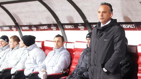 Iancu joacă la** masa verde