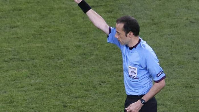 Turcul Cuneyt Cakir arbitrează meciul Schalke 04 - Steaua din Liga Campionilor