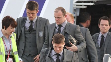 UMILINȚĂ‚** Niciun fan nu a așteptat "grupul de lei fără dinți" la aeroport!