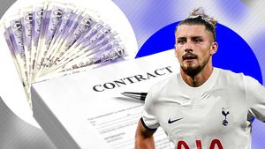 Un club legendar vrea să-l cumpere pe Radu Drăguşin de la Tottenham. Numele românului, în topul listei de transferuri: „Vrea rol principal"