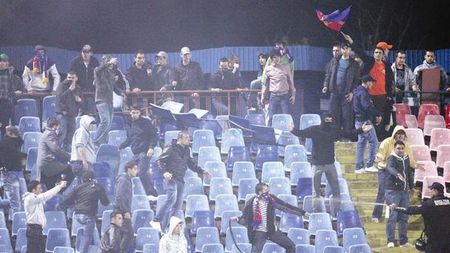 Piți către agenții de pază: "Nu-i mai loviți pe suporteri"