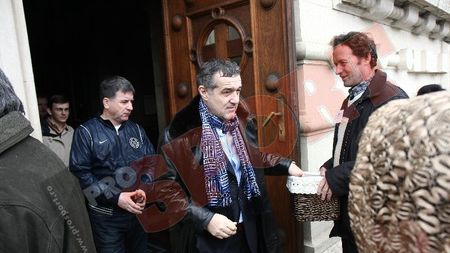 Cu toate armele pe CFR!** "Dușmanii sunt puternici! M-am rugat pentru Steaua, deși eu nu fac asta! "