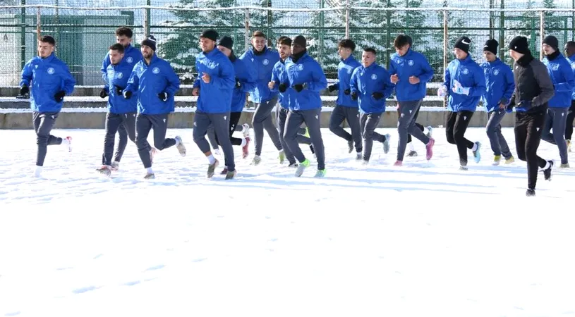 Antrenament în zăpadă pentru CSM Slatina, la reunire. Claudiu Niculescu a avut sub comandă 26 de fotbaliști, dar anunță achiziții: ”Doi jucători”