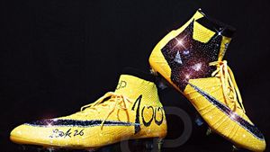 FOTO | Cele mai opulente ghete de joc sunt acoperite cu cristale Swarovski. Surprinzător: ce fotbalist le va inaugura în weekend