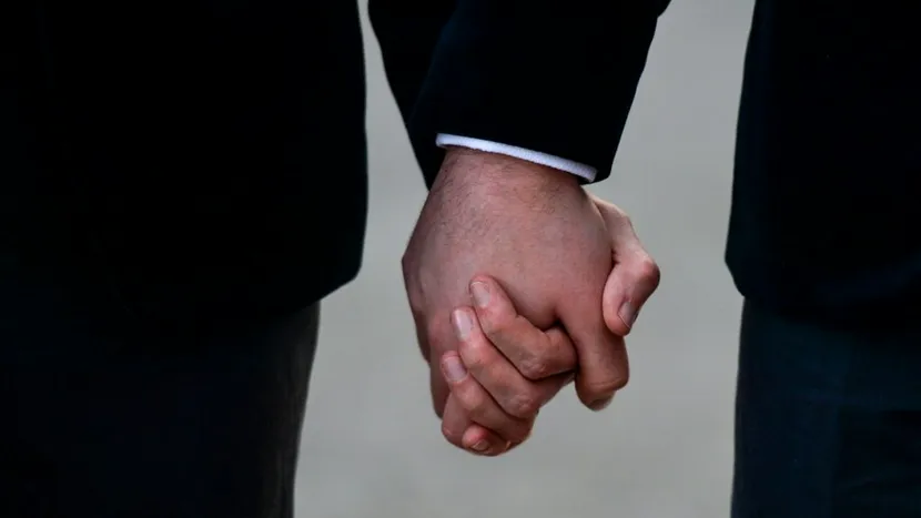 Primul cuplu de homosexuali care ar fi adoptat un copil în România. ”Felicit persoana care a avut curajul să facă acest pas”