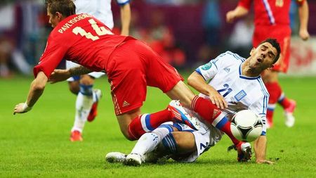 Avantaj România! Grecii, obligați să renunțe la jocul dur: au 9 jucători care pot fi suspendați pentru retur. Santos: "Să nu uităm asta vreun moment!"