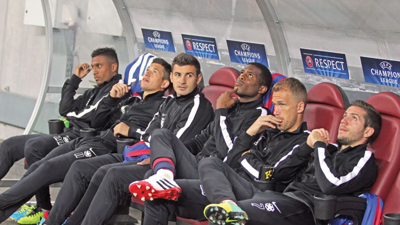 Reghe, obligat să folosească sistemul rotației! Situația fără precedent care poate "strica" vestiarul. De unde vine problema