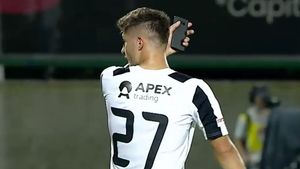 Romario Moise, întâmplare antologică la Astra - Sepsi! Un telefon a aterizat pe teren, deși meciul s-a jucat fără spectatori! Cum a reacționat mijlocașul | FOTO & VIDEO