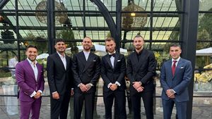 Florinel Coman, cu talent de lăutar, la nunta lui Denis Drăguş! Fotbalistul care va lua 2.000.000 de euro pe an de la arabi şi-a arătat din nou priceperea la microfon. VIDEO