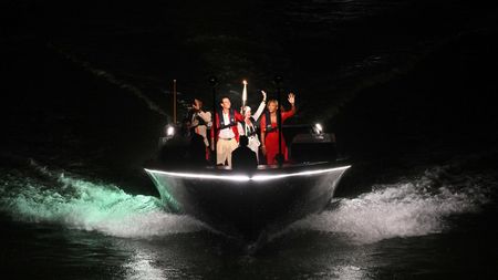 Prima reacție a Nadiei Comăneci după show-ul de la Jocurile Olimpice de la Paris în care a fost pe scenă alături de Rafa Nadal, Carl Lewis și Serena Williams! „S-a clătinat serios barca, eram uzi leoarcă”. Ce l-a rugat speriată pe spaniol. SPECIAL