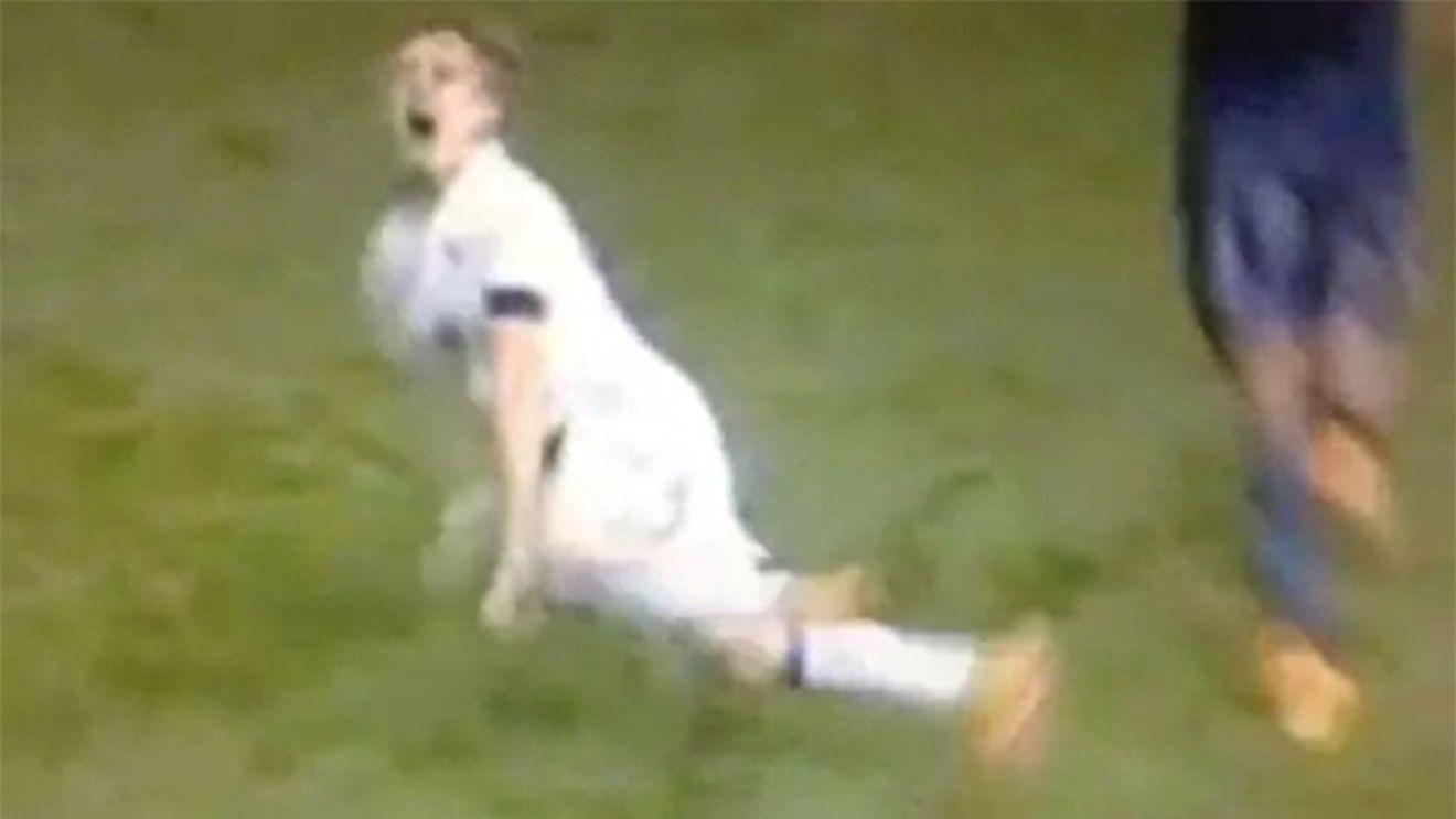 VIDEO | El e clovnul fotbalului englez. Asta trebuie să fie cea mai penibilă simulare din ultima etapă 