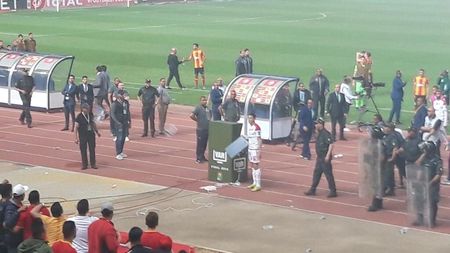 Moment ireal în finala Ligii Campionilor: arbitrul a anulat un gol complet valabil, după care a refuzat să folosească sistemul VAR, pentru că acesta nu funcționa! Echipa a refuzat să mai joace și meciul s-a terminat în minutul 63