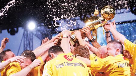 VIDEO SHOW total la Galați!** ProSport le-a oferit inele de campioni celor de la Oțelul! Giurgiu a aflat de la Dan Filoti că va fi titular cu Bosnia! :) Trofeul e la gălățeni