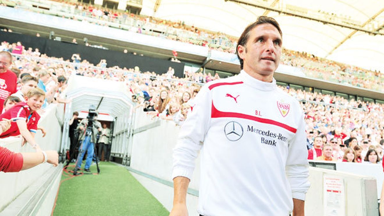 A fost dorit la națională în locul lui Victor Pițurcă, dar Anghel Iordănescu i-a luat fața. Acum a preluat locul 13 din Bundesliga