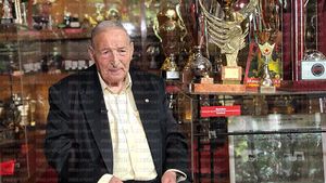 Dimităr Penev, antrenorul Generației de Aur a Bulgariei, îi compară savuros pe Hagi și Stoichkov: ”Să le organizăm o întâlnire la graniță, să-i întrebăm și cu ce fete au umblat și câți fani au avut. Să se decidă între ei care a fost mai mare!”. O promisiune inedită: ”O să-l rog pe Hristo să nu le mai spună românilor «mamalicki, go home!»” | FOTO ȘI VIDEO EXCLUSIV