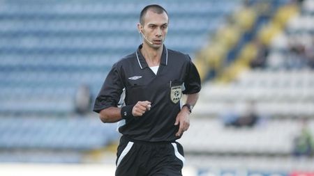 Ce gafă: Crăciunescu a uitat să elimine un jucător după două "galbene"!** "Arbitrii încep să devină penibili"