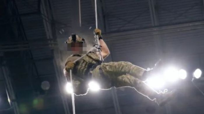 Tragedie pe stadion! Un militar a murit după ce a căzut de la aproximativ 45 de metri, sub privirile spectatorilor