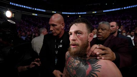 Ziua de coșmar a lui McGregor, completată de 50 Cent. Ironia prin care l-a pus la podea pentru a doua oară: "Ia cureaua! Așa arăți când..."